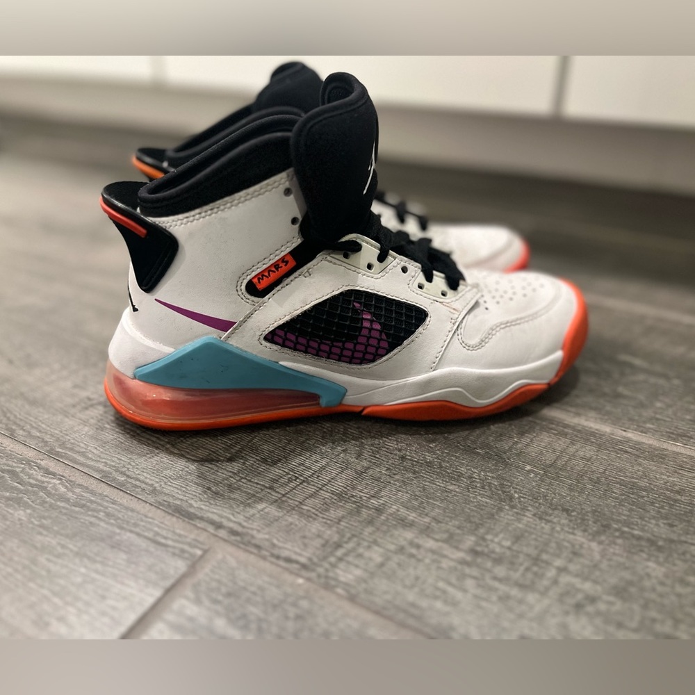 Nike Jordan Mars 270 (GS)‎ White Gs White Hyper Violet Size 4.5Y Women’s 6